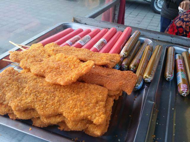 農村夫婦街邊炸串, 一天用掉二百多個煎餅, 進賬百元