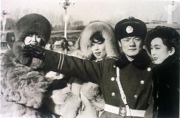 老照片: 直击80年代的中国, 深圳夜总会第一代陪侍女郎长得真好