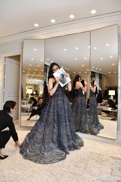 小公主何超欣惊艳巴黎名媛舞会! 她身上的Dior晚装全世界只有一条