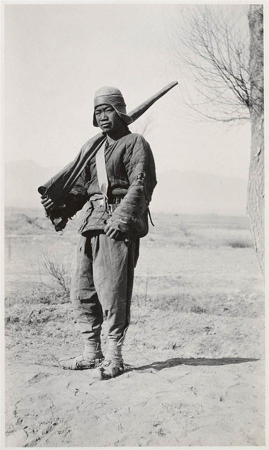 罕见的民国老照片: 瘦弱的士兵, 精瘦的拳师, 乞丐般的衙役