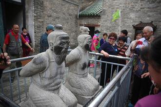 秦桧后人说: 祖先跪了800年, 该站起来了, 岳飞后人霸气回应