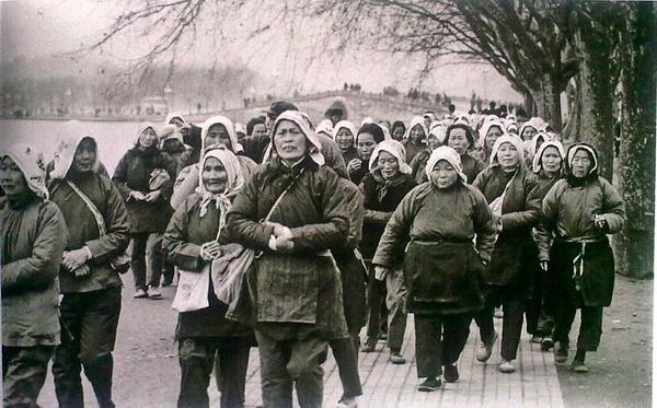 老照片: 直击80年代的中国, 深圳夜总会第一代陪侍女郎长得真好