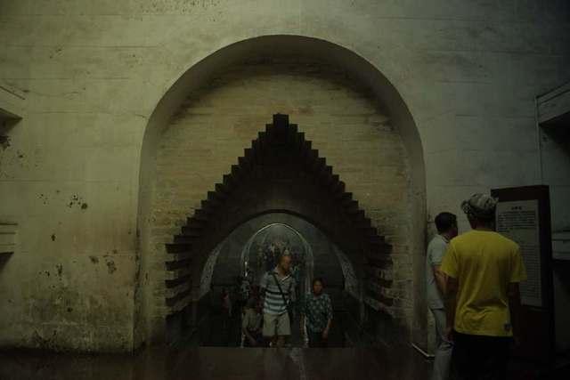 为什么明朝皇帝陵墓无一人敢盗, 清朝皇帝陵墓全被挖遍?