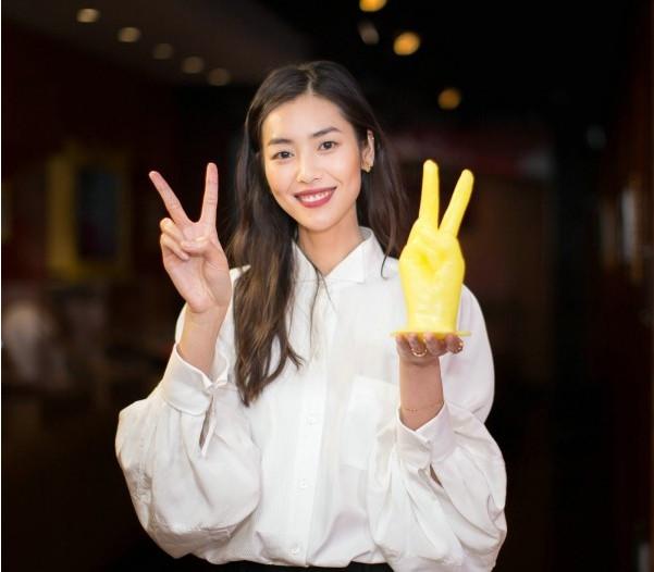 “韩国女神”宋智孝与“中国超模”刘雯撞衫, 同穿一件镂空连衣裙, 谁更胜一筹?