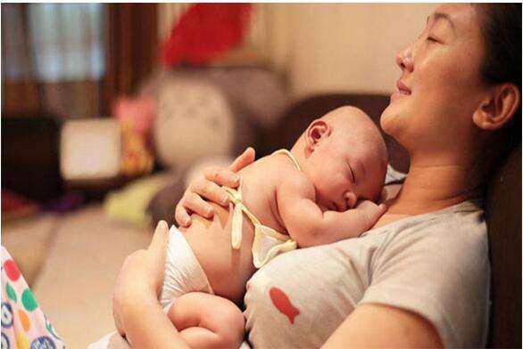 孕期哺乳期媽媽玩手機真的危害寶寶發育嗎? 看醫生怎么說