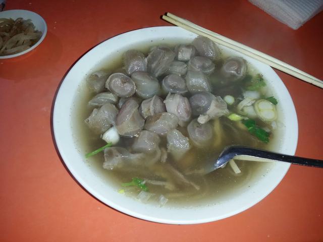 一碗牛肉汤,三块烧饼一顿饭, 还有一根"牛肠"