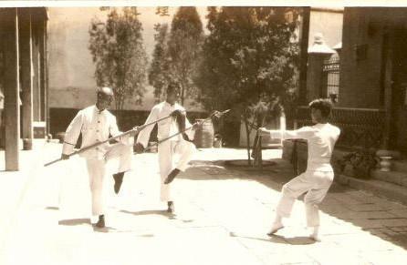 罕见的民国老照片: 瘦弱的士兵, 精瘦的拳师, 乞丐般的衙役