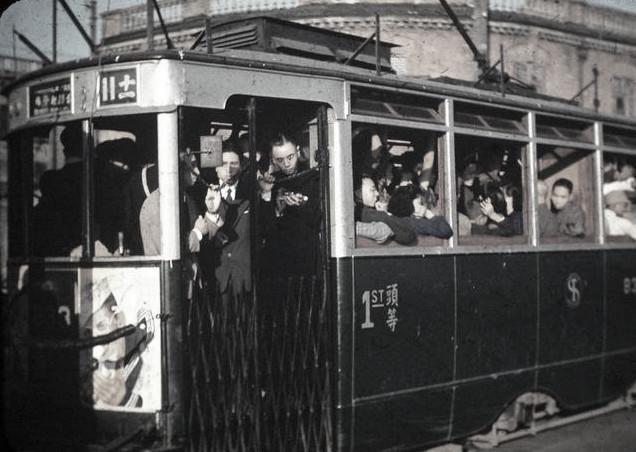 民国时上海老照片: 穷人家孩子吃螃蟹, 贵妇人这样生活