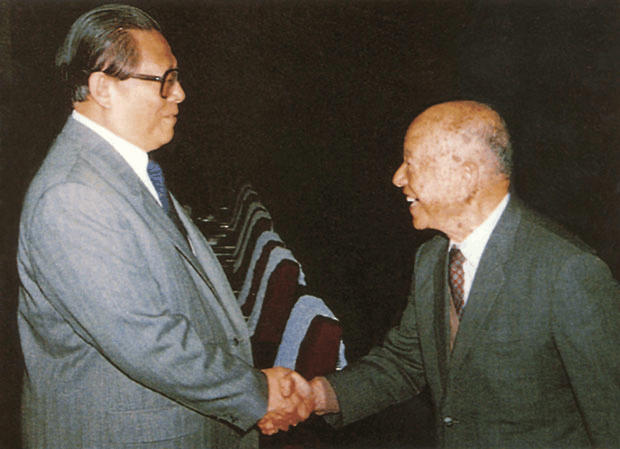 他在抗日战争中威名震八方, 虽是第一位退党的人, 但周总理临终前还念叨他