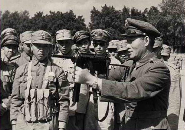 抗日战争第二名将, 被蒋介石误囚33年, 临终前六个字总结一生