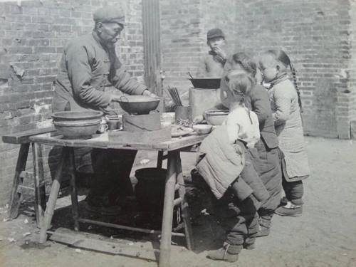 民国时上海老照片: 穷人家孩子吃螃蟹, 贵妇人这样生活