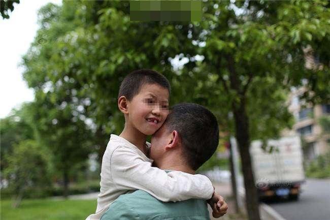 旁人一看以为是虐待儿童, 背后真相却是满满的父爱啊