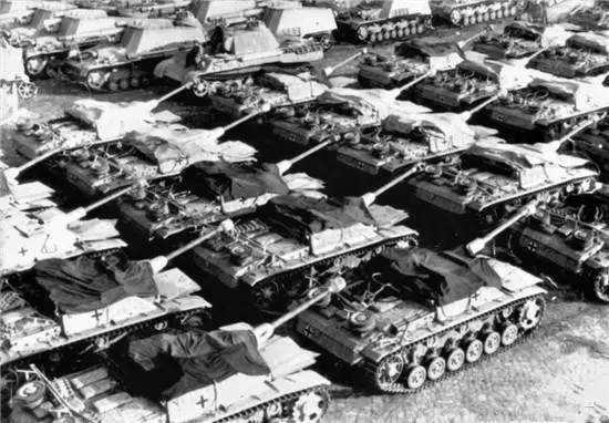 斯大林放弃五十亿美元赔款, 换来德国一堆破铜烂铁, 却让苏联壮大起来