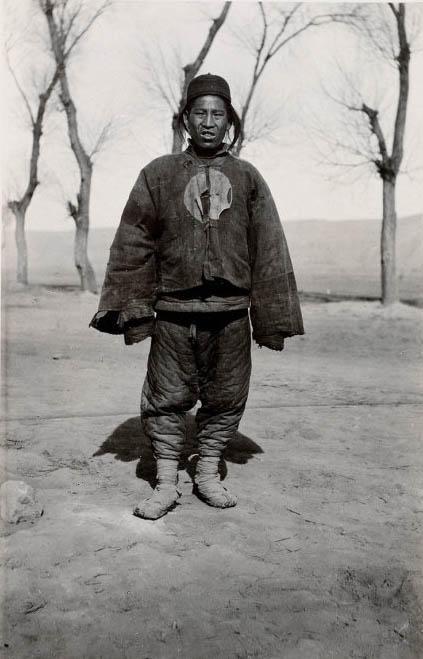 罕见的民国老照片: 瘦弱的士兵, 精瘦的拳师, 乞丐般的衙役