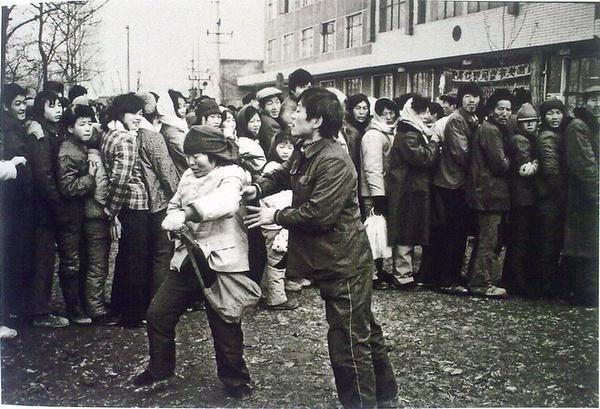 老照片: 直击80年代的中国, 深圳夜总会第一代陪侍女郎长得真好