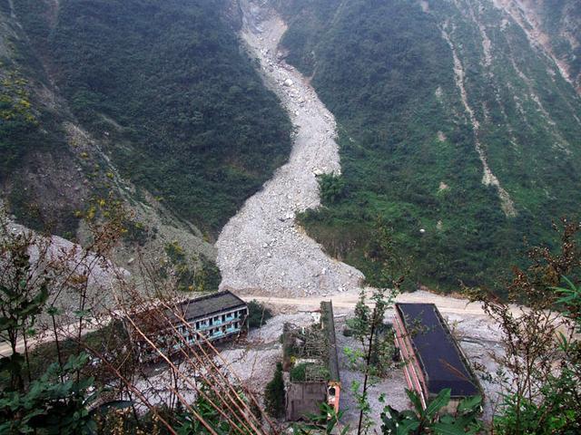 兄弟倆抬著父母尸體上山掩埋, 遭遇泥石流棄尸而逃, 此后命運改變