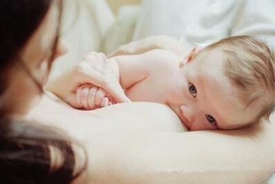 宝宝未满月, 却再也吃不上母乳了, 只因宝妈误接了一个电话
