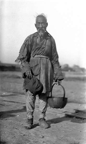 罕见的民国老照片: 瘦弱的士兵, 精瘦的拳师, 乞丐般的衙役