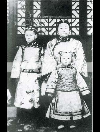 晚清名臣李鸿章罕见全家福: 没想到李鸿章的夫人女儿这么好看