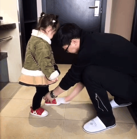 小萝莉准备出门, 爸爸帮她整理鞋子, 结果居然给爸爸报酬