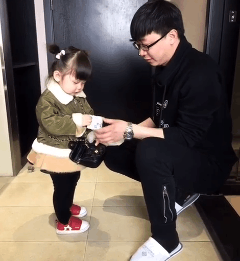 小萝莉准备出门, 爸爸帮她整理鞋子, 结果居然给爸爸报酬