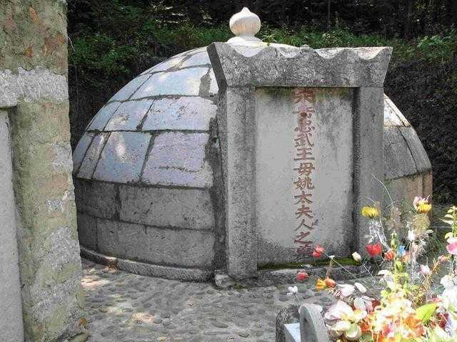 秦桧后人说: 祖先跪了800年, 该站起来了, 岳飞后人霸气回应