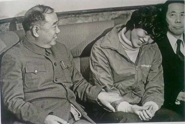 老照片: 直击80年代的中国, 深圳夜总会第一代陪侍女郎长得真好