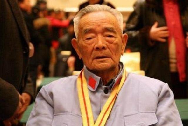 当年他从一个勤务兵连升四级, 为抗日立下战功, 官居上将至今健在