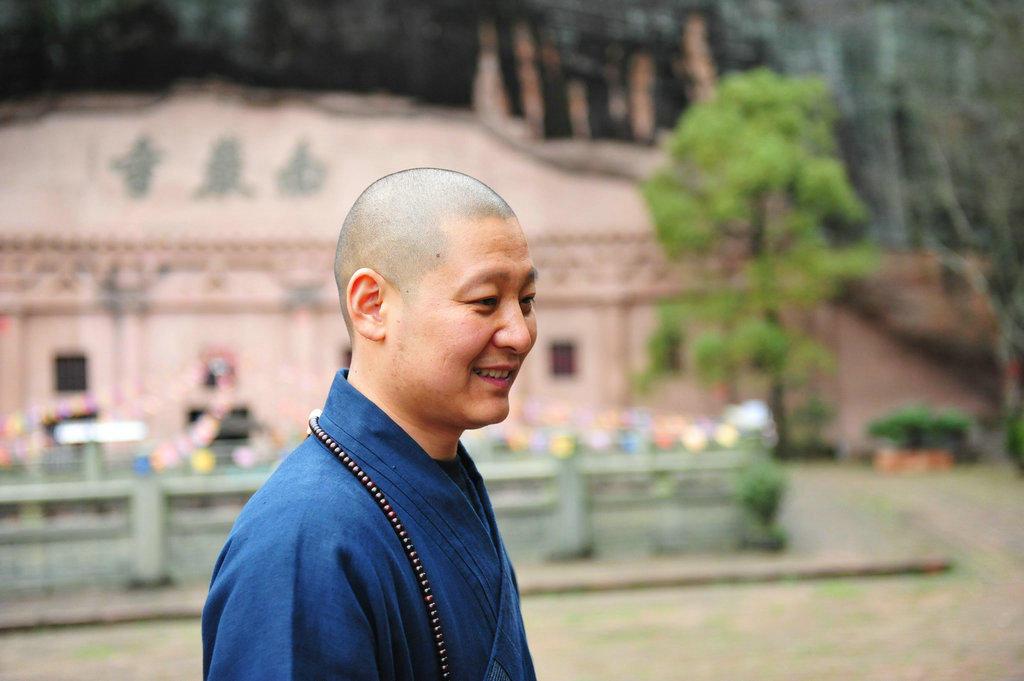 在江西上饶的弋阳南岩寺山洞里,有一位专心修行讲学