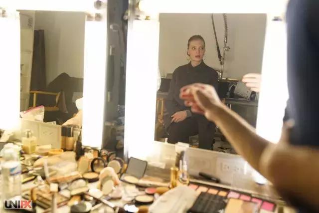 如果婚纱没有了大裙摆和复杂的蕾丝, 还会美?