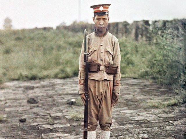 罕见的民国老照片: 瘦弱的士兵, 精瘦的拳师, 乞丐般的衙役