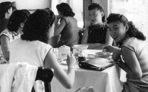 民国时上海老照片: 穷人家孩子吃螃蟹, 贵妇人这样生活