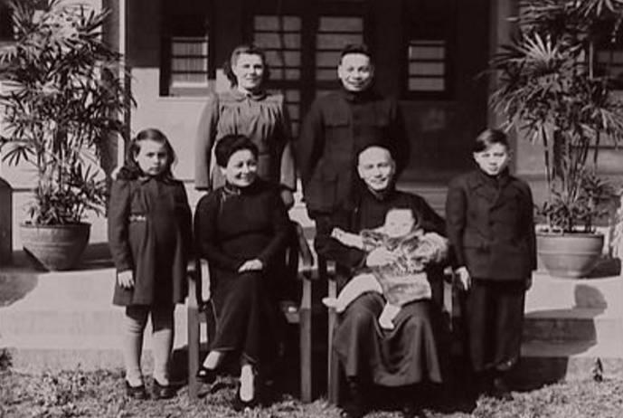 蒋介石孙辈带病回乡祭祖, 扮游客自己买票参观故里, 7个字打动无数国人