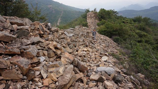 兄弟倆抬著父母尸體上山掩埋, 遭遇泥石流棄尸而逃, 此后命運改變