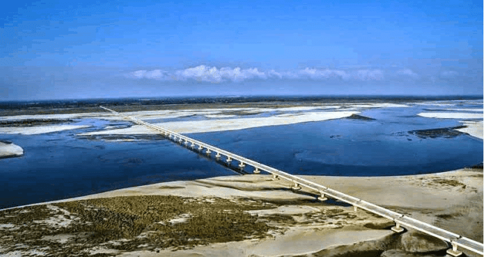 一位印度工程师评论中国人建造的桥梁: 违反地球引力!