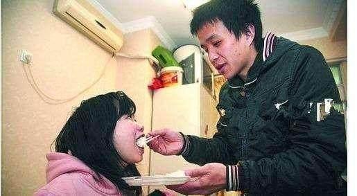 怀孕两个月就肚子大不敢走路, 检查结果出来后, 全家人都乐坏啦