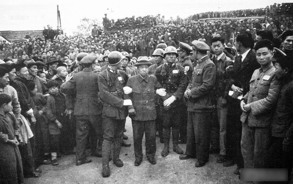 南京大屠杀杀人魔遭枪毙现场: 三人想抽最后一口烟