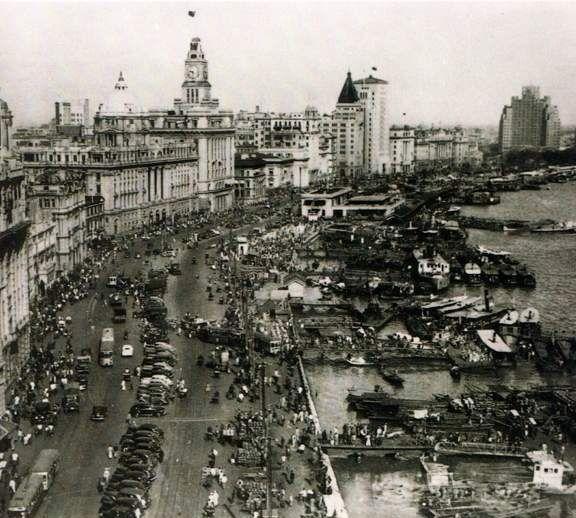 民国时上海老照片: 穷人家孩子吃螃蟹, 贵妇人这样生活