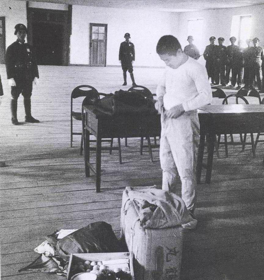 南京大屠杀杀人魔遭枪毙现场: 三人想抽最后一口烟