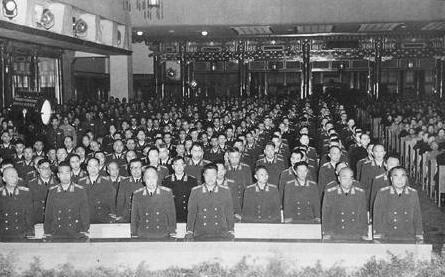 1955年授衔, 他嫌军衔太低: 直接撕掉肩章, 说这个玩意儿我不戴