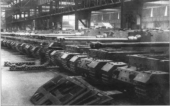 斯大林放弃五十亿美元赔款, 换来德国一堆破铜烂铁, 却让苏联壮大起来