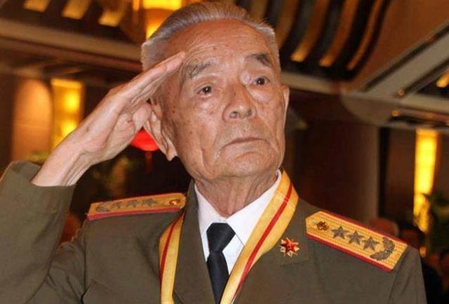 当年他从一个勤务兵连升四级, 为抗日立下战功, 官居上将至今健在