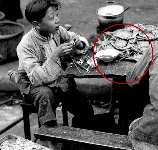民国时上海老照片: 穷人家孩子吃螃蟹, 贵妇人这样生活