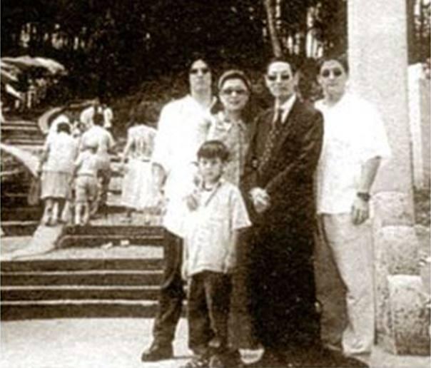 蒋介石孙辈带病回乡祭祖, 扮游客自己买票参观故里, 7个字打动无数国人