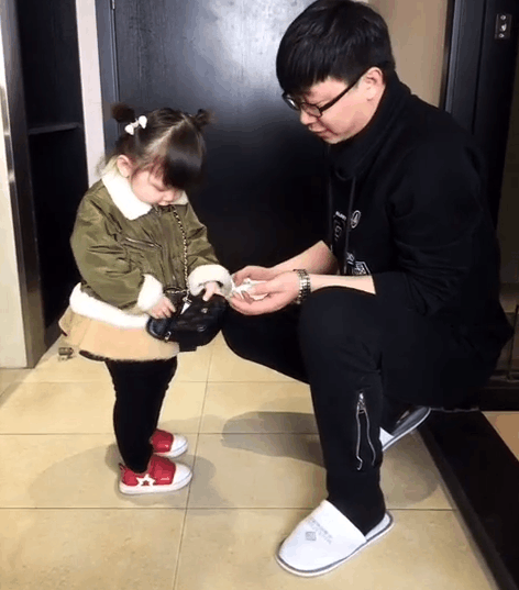 小萝莉准备出门, 爸爸帮她整理鞋子, 结果居然给爸爸报酬