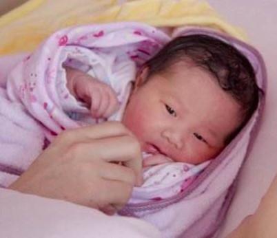 女子看了自己刚生下的小孩大喊: 快拿走, 护士知道原因后大笑不已