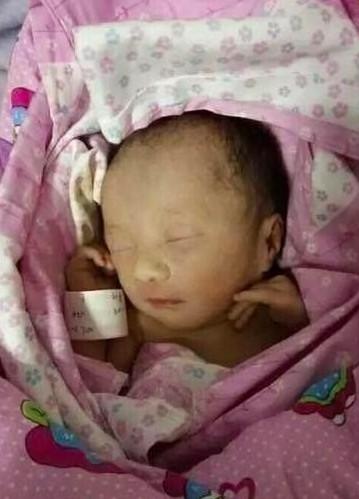 女子看了自己刚生下的小孩大喊: 快拿走, 护士知道原因后大笑不已