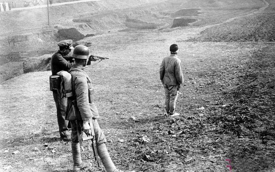 南京大屠杀杀人魔遭枪毙现场: 三人想抽最后一口烟