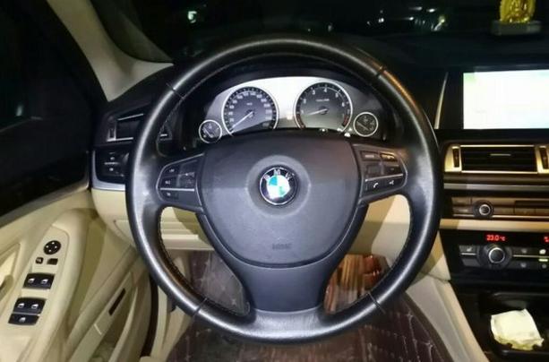 25万“淘”辆宝马523Li地库车：一年没开，验完车后小伙喜笑颜开