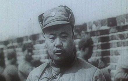 他一边喝茶一边谈笑风声, 面不改色杀掉五千俘虏, 终换一方安宁